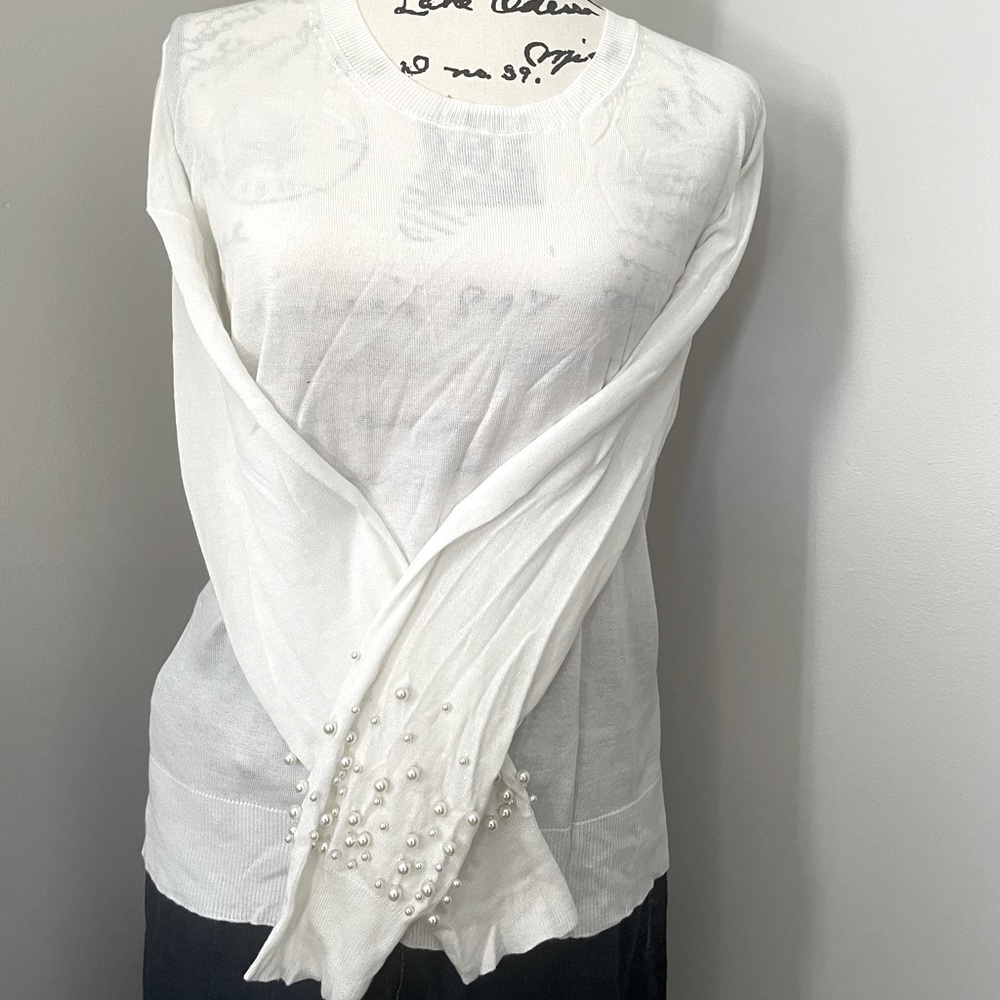 White sweater with sleeve Perl details